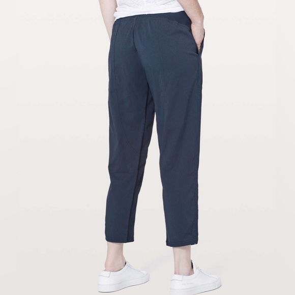 LULULEMON Dance Studio Crop II Unlined 20" True Navy size 2 - Picture 2 of 10